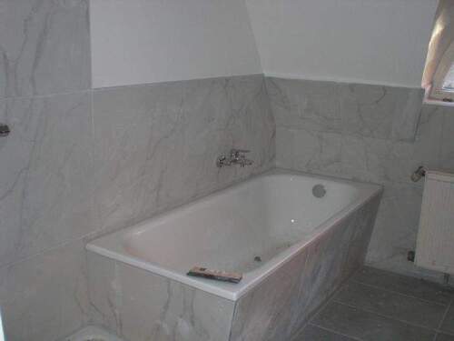 Neues Bad mit Wanne und Dusche - 