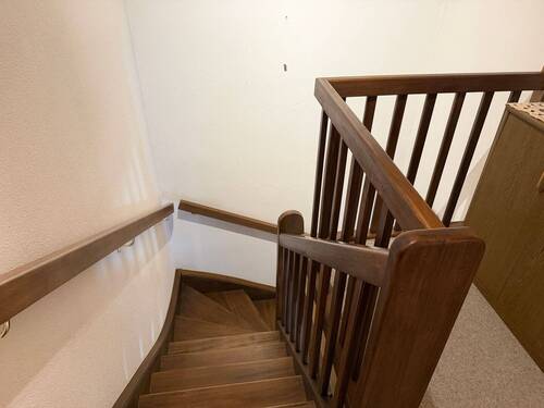 Massive Holztreppe ins Obergeschoss - 