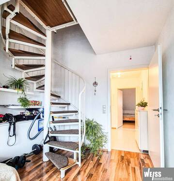 Treppe zur Galerie - 