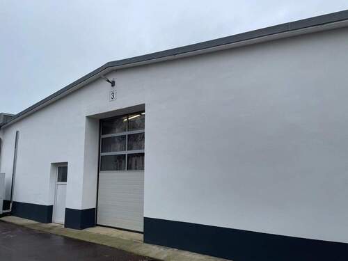 Gepflegte Hallenfassade mit Sektionaltor und separatem Eingang - Moderne Lagerhalle in Rellingen - Gepflegte 460 m² mit flexibler Nutzung und Erweiterungsoption