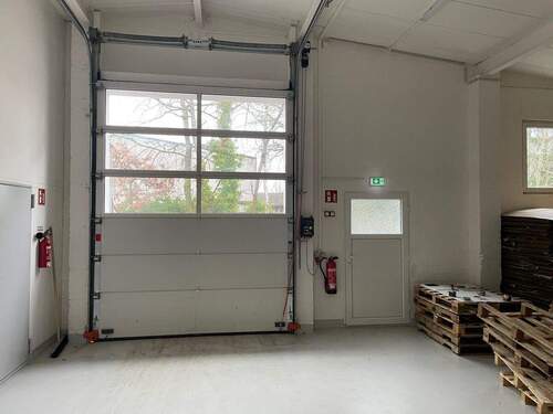 Großzügige Hallenfläche mit breitem Torzugang - Halle zur Miete in Pinneberg