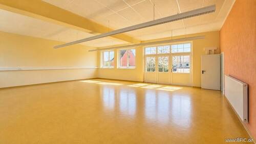 Halle im EG - 3 Zimmer Büro in Moorenweis