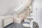 Vollbad im Obergeschoss - 