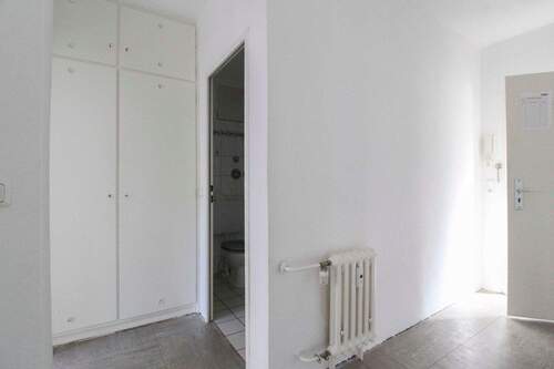 Flur 2.OG Mitte rechts - 2 Zimmer Einfamilienhaus in Duisburg