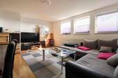 Wohnzimmer - Attraktive 3-Zi.-DG-Wohnung mit 2 Stellplätzen und moderner Ausstattung