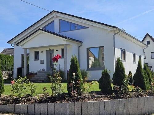 Ansicht vom Garten - Große Familie? Wir haben die Lösung.