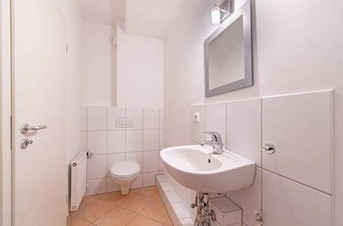 Komfortables Gäste-WC im Kellergeschoss - 