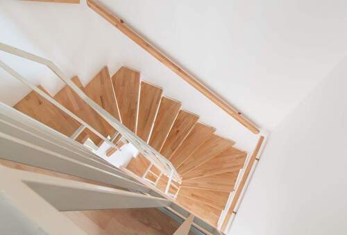 Offen gestalteter Treppenbereich mit viel Tageslichteinfall - Reihenmittelhaus mit 103,00 m&sup2; in Hamburg zum Kaufen