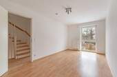 Helles Zimmer im Obergeschoss mit Laminatboden - 