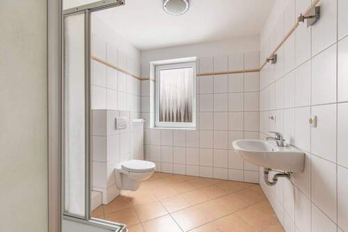 Modern ausgestattetes Tageslichtbad im Obergeschoss - 