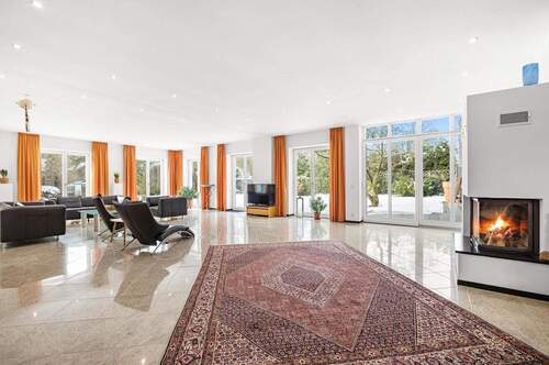 großes Wohnzimmer mit Kamin - Stilvolles Wohnen mit Garten - 1.339.000,00&nbsp;EUR Kaufpreis, ca.&nbsp; 272,00&nbsp;m&sup2;&nbsp;Wohnfl&auml;che