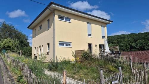 1000020543 - Freistehendes Wohnhaus mit Einliegerwohnung in schöner ländlicher Höhenlage