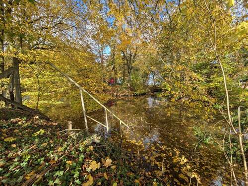 Gewässer am hinteren Grundstücksende - 