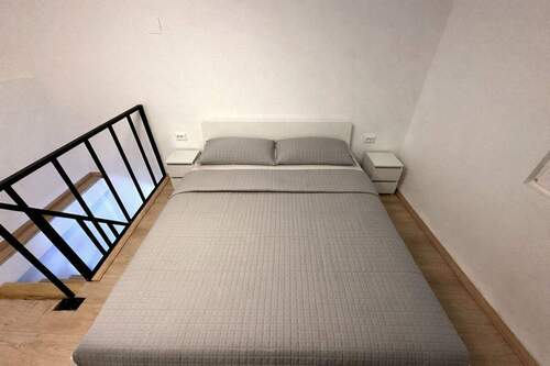 Gemütlicher Hauptschlafbereich mit hellem Laminatboden - 1 Zimmer Reihenmittelhaus in Pag