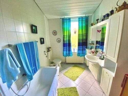 Großzügiges Tageslichtbad mit modernem Waschplatz... - 