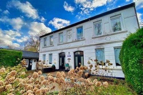 Stilvolles Zweifamilienhaus mit ansprechendem Vorgarten - Stimmiges Gesamtkonzept in schöner Wohnlage