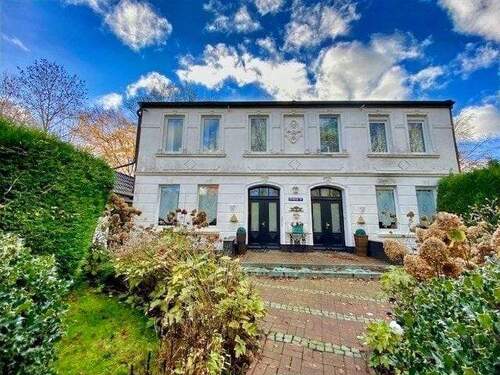 Attraktive Fassade im gewachsenen Umfeld - 7 Zimmer Mehrfamilienhaus, Wohnhaus in Wilhelmshaven
