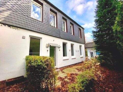 Robuste Schindeln gliedern die Fassade - Mehrfamilienhaus, Wohnhaus mit 180,00 m&sup2; in Wilhelmshaven zum Kaufen