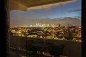 Skyline Abend - Skylineblick im 10. OG: Stilvoll modernisierte 2-Zimmer-Wohnung in Top-Lage Frankfurt