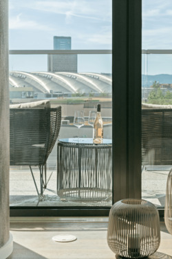Sonnengetränkter Balkon mit Lounge-Feeling und weitem Stadtblick - 