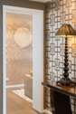 Exklusives Interieur mit handbemalter Tapete und ornamentalen Designdetails - 