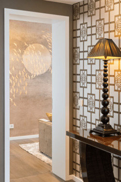 Exklusives Interieur mit handbemalter Tapete und ornamentalen Designdetails - 