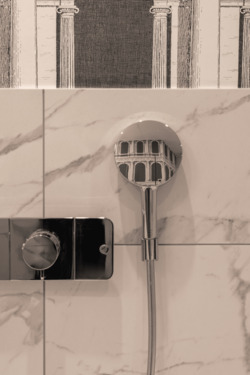 Designdusche mit Marmorverkleidung und architektonischer Mustertapete - 