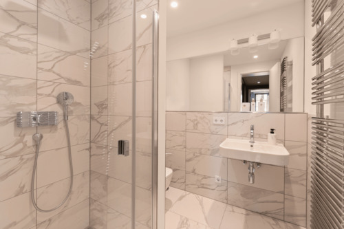 Modernes Gäste-Badezimmer - 