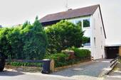 Hausansicht vorne (Süd/Ost) - 6 Zimmer Mehrfamilienhaus, Wohnhaus zum Kaufen in Barsinghausen