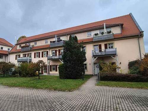 Gebäuderückseite - 4 Zimmer Etagenwohnung in Bannewitz