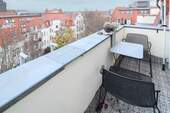 Balkon mit Blick in diie Stadt - 