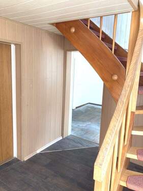 Flur mit Treppenaufgang - 