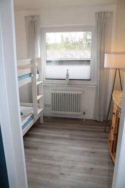 kleines Kinderzimmer mit Vinylboden - 