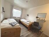 kleines Schlafzimmer mit Vinylboden - 
