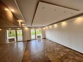 Wohnbereich mit Blick zum Balkon.jpg - 