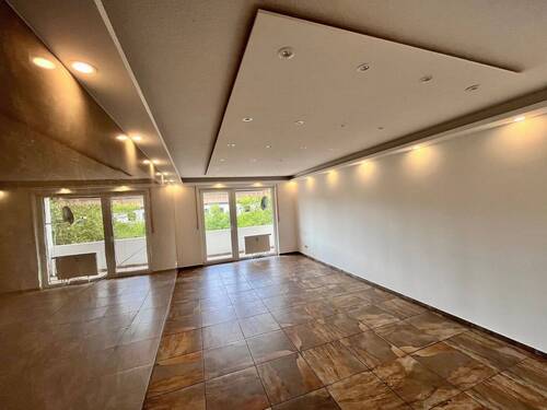 Wohnbereich mit Blick zum Balkon.jpg - 