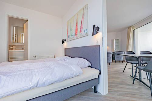 Schlafzimmer mit angrenzendem Duschbad en Suite - Etagenwohnung mit 79,00 m² in Wendtorf zum Kaufen