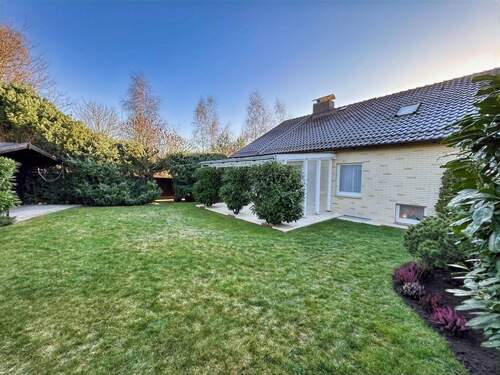 Blick in den Garten mit Gartenhaus und überdachter Terrasse auf der Nordseite des Hauses - 