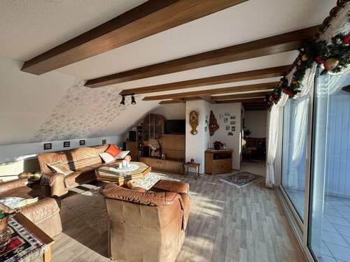 helles Wohnzimmer mit Zugang zur großen Loggia - 