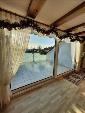 Blick aus dem Wohnzimmer auf die Loggia - 