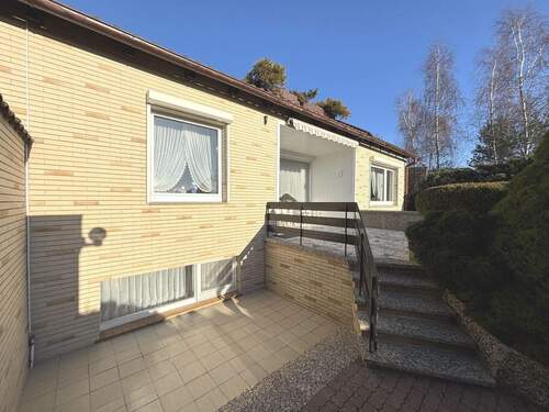 Südseite des Hauses mit Zugang zur Terrasse - 