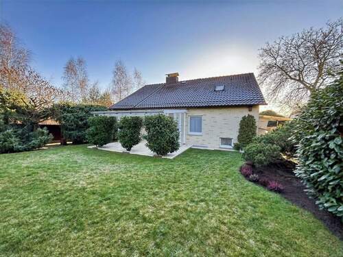 Blick aus dem Garten auf die Nordseite des Hauses - 