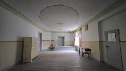 2. Saal mit Original Putzzier an der Decke - 