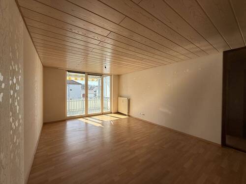 Wohnzimmer mit Zugang Balkon - 
