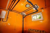 Kellerraum mit neuen Versorgungsleitungen und Durchlauferhitzer - 
