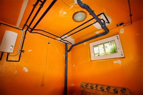 Kellerraum mit neuen Versorgungsleitungen und Durchlauferhitzer - 