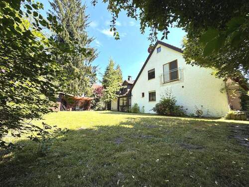 Rückansicht - Haus mit großzügigem Grundstück in diskreter Lage am Waldrand
