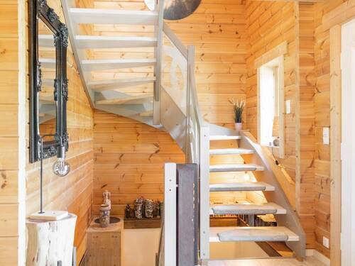 Eingangsbereich mit Kaminofen - 5 Zimmer Mehrfamilienhaus, Wohnhaus in Hohenfelde