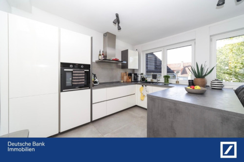 Titelbild - Hochwertige 3-Zimmer-Dachgeschosswohnung mit Balkon & Stellplatz in kernsaniertem 3-Familienhaus