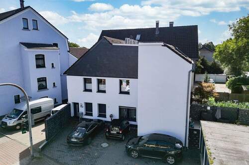 Hausansicht + Ansicht Stellplatz - 3 Zimmer Etagenwohnung in Bochum